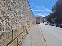 Le long mur des Beaumettes à Marseille
